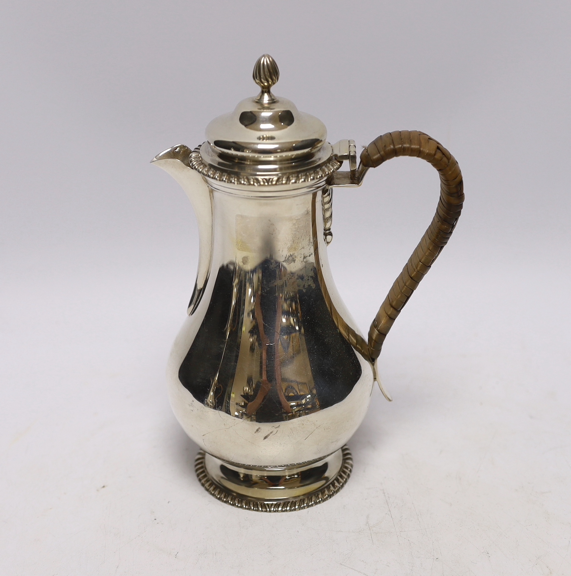 An Edwardian silver baluster hot water pot, London, 1905, height 21cm, gross weight 14.7oz.